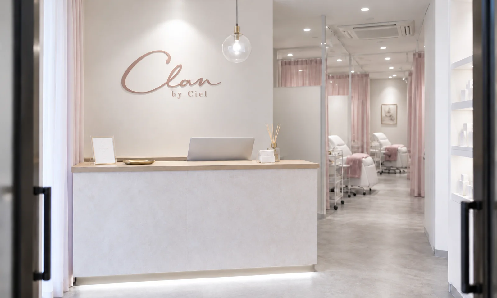 Clan by Cielのサロン入口とフロントカウンター