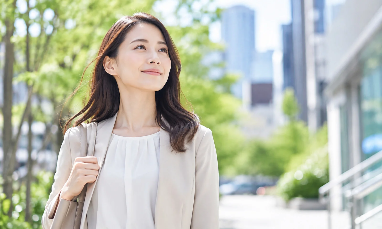 屋外で前を向いて微笑む女性